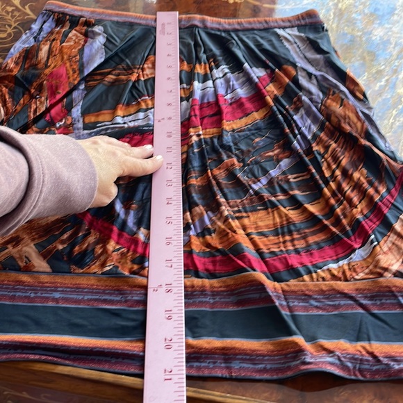 BCBG MAX AZRIA SzM stretch rayon skirt for work or travel - Picture 3 of 6